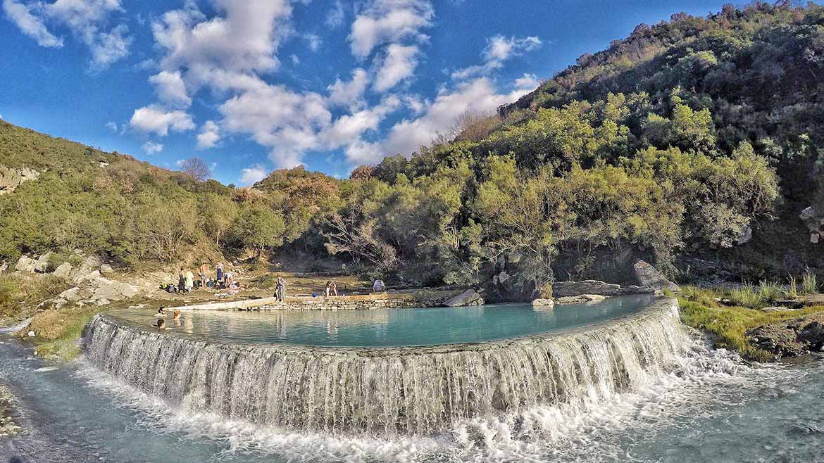 Aguas termales de las piscinas de Benja