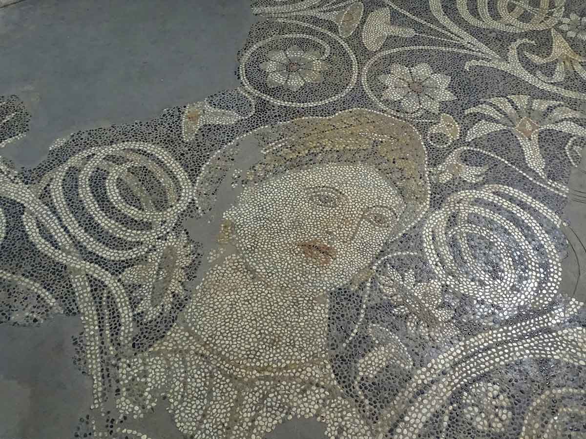 Mosaici llamado "La bella de Dürres", hoy en el museo arqueológico de Tirana