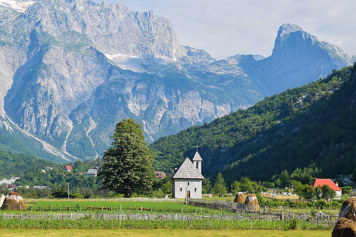 Pueblo de Theth en los Alpes Albaneses