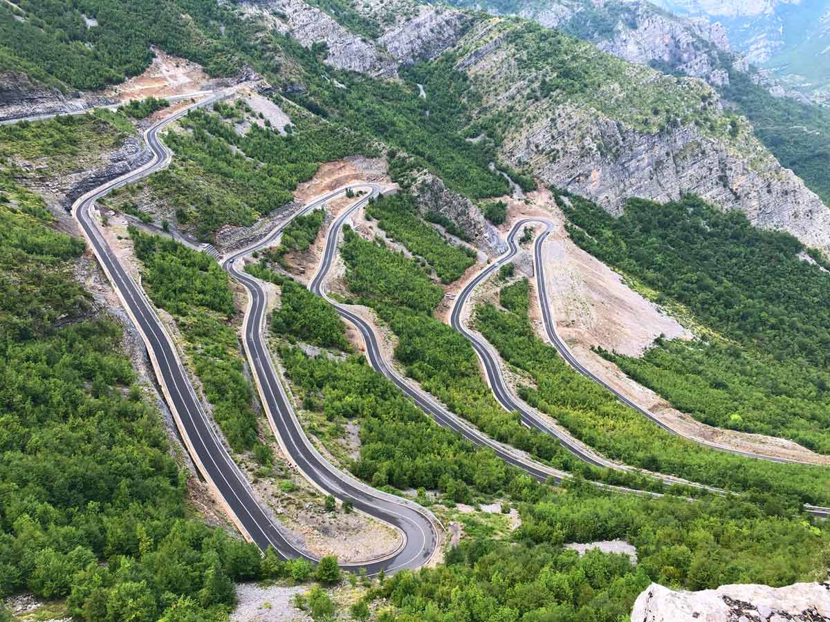 No todas las carreteras de Albania son así, pero un seguro no viene nunca mal