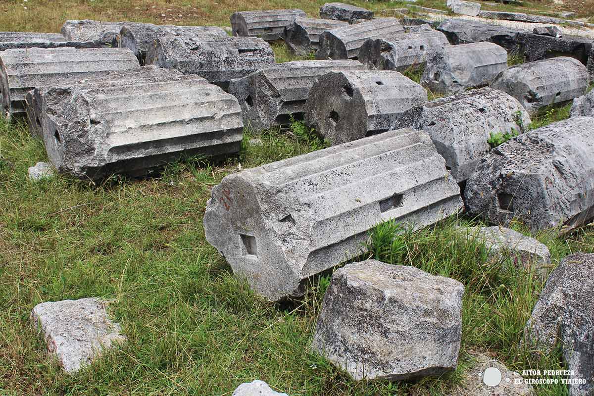 Restos de columnas junto al teatro de Apollonia