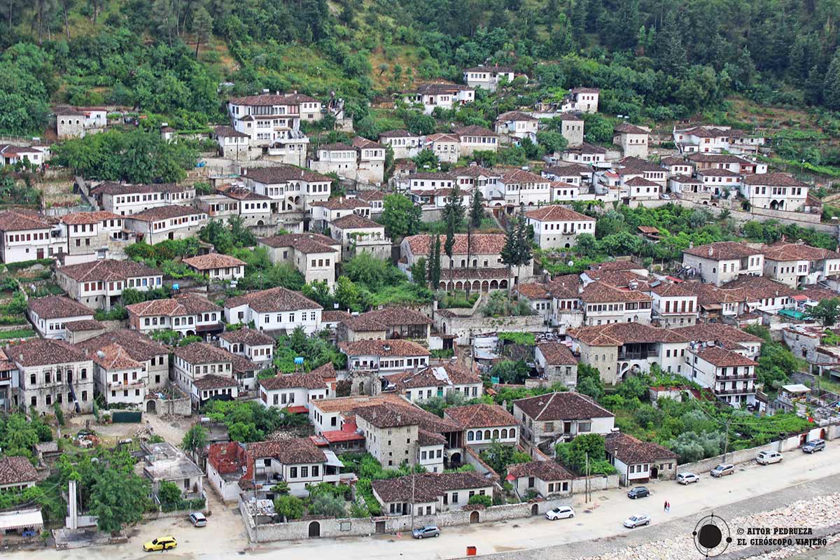 Vista del barrio de Gorica desde el castillo de Berat